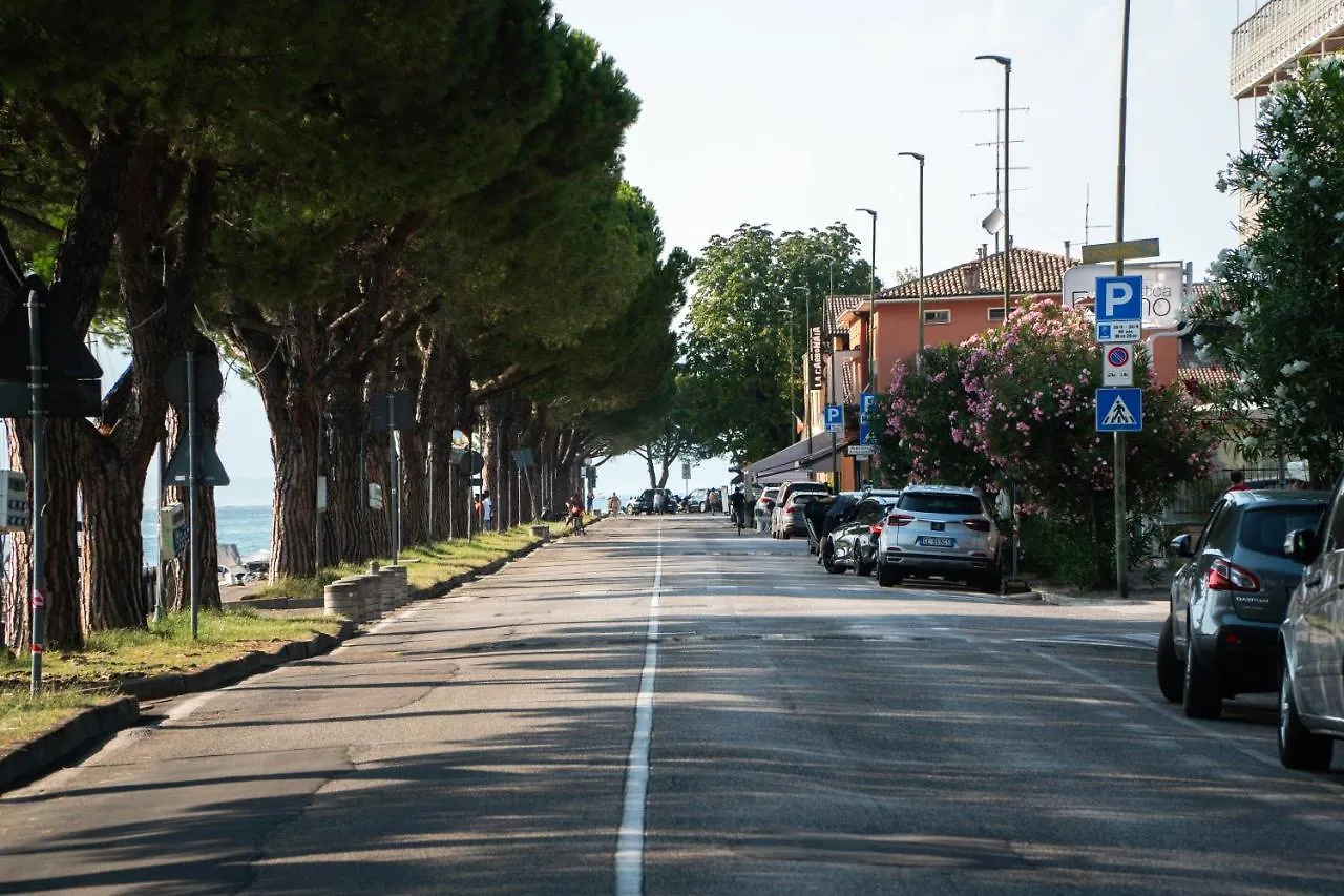 Sweet Home Lungolago Garibaldi Peschiera del Garda 0*,  Italia